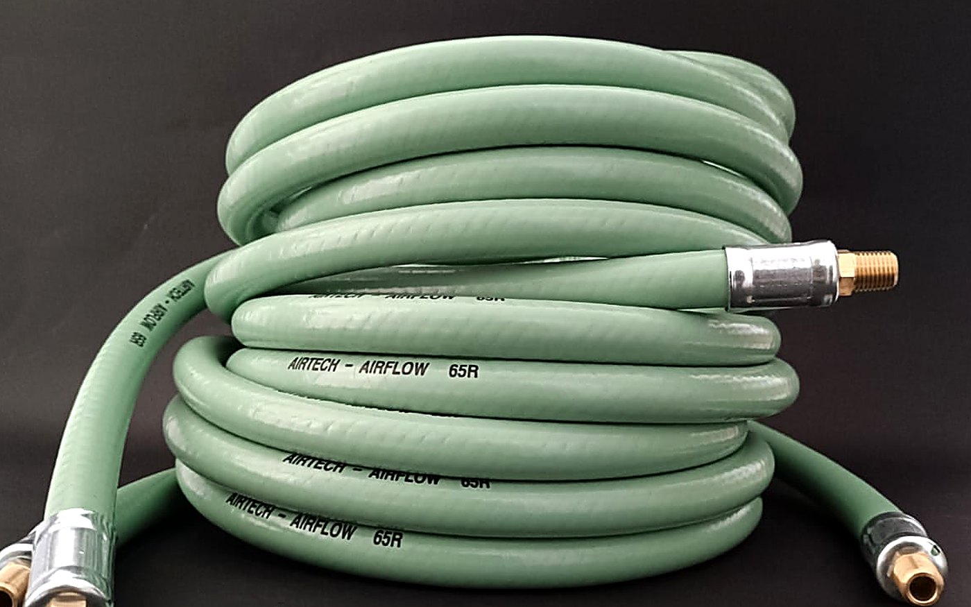 Manguera Airtech Airflow 65R enrollada, con la marcación impresa sobre la cubierta de silicona y los fittings en ambos extremos