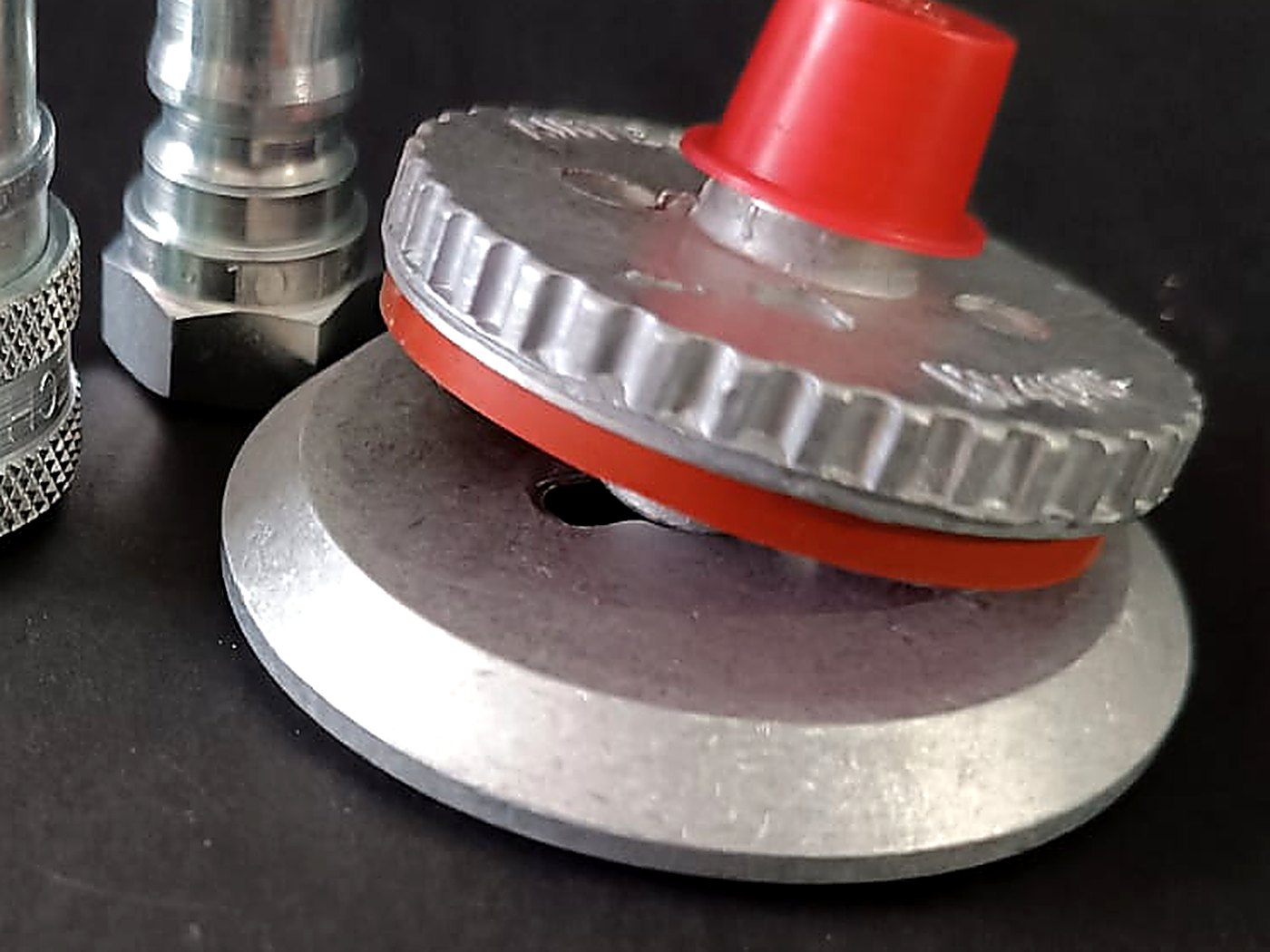 Detalle de la válvula Vac Valve: cuerpo estriado, empaque naranja y placa base de aluminio