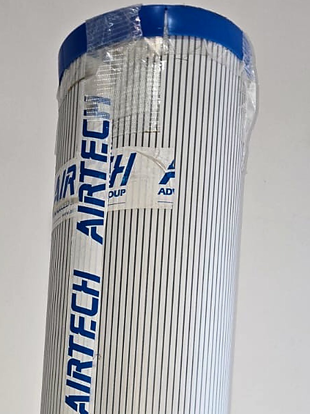 Detalle del extremo de un rollo de Wrightlon WL5400 con la etiqueta de Airtech y la referencia impresa